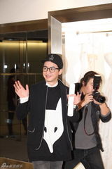 组图：刘璇开心试婚纱 薛佳凝莫慧兰任伴娘