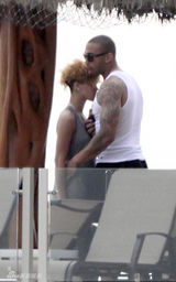 幻灯图集：蕾哈娜与棒球手新欢勾脖露天调情