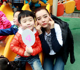 组图：爱戴遭围攻被小孩强吻 直呼“精神崩溃”