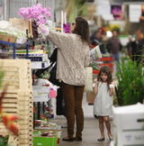 组图：小苏瑞与母亲凯蒂逛花市 调皮可爱不惧被拍