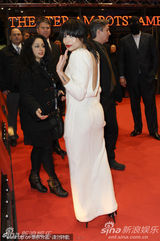 高清：《仰天长啸》首映 导演维多利亚被面具男抱起