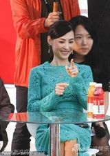 组图：张柏芝亮相变握手会 绿裙优雅难掩膝盖伤痕