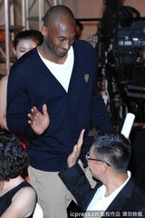 组图：科比上海行潮范儿十足 与许晴热聊