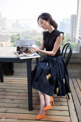 组图：韩雪演绎春装街拍 妙曼身姿尽显优雅魅力