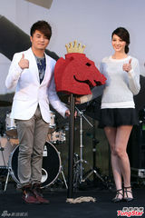 组图：吴亚馨拍吻戏调戏腼腆男 开火锅店圆梦