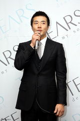 高清：权相佑(权相宇)化妆品店开业 媒体粉丝云集现混乱