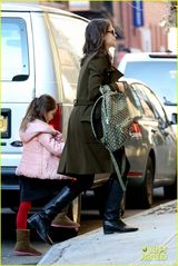 组图：凯蒂宠女儿帮背书包 苏瑞低头心情欠佳