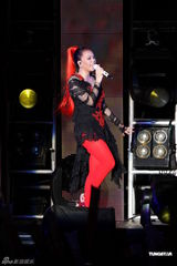 组图：阿妹身著爆乳装开唱 歌迷现场点唱饱耳福