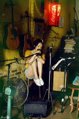 组图：童瑶全新写真化身时尚森女 玩转异国城市魔方