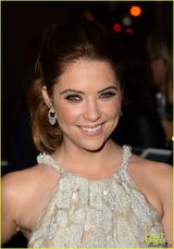 《春假》首映 瓦妮莎秀美腿赛琳娜酥乳诱人