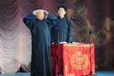 组图：郭德纲于谦亮相表演《2012我要幸福》