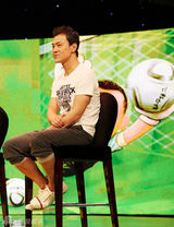 幻灯图：《让子弹飞》做客豪门盛宴 廖凡畅聊足球