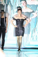 组图：翁虹大秀火辣身材 为照顾女儿减少工作量