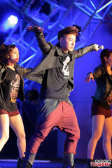 组图：严爵挑战高音想交女友 潘玮柏High翻全场