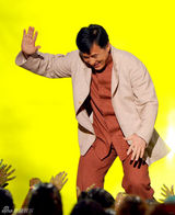 幻灯图：美国儿童选择奖群星闪耀 成龙展华人风采 