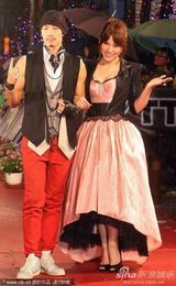 高清组图：金曲奖红毯星光熠熠 那英躲雨不顾形象