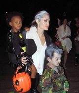 高清：明星万圣节造型曝光 “母老虎”蕾哈娜最雷人