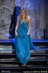 组图：拉法莉百变亮相音乐节 打鼓酥胸呼之欲出