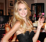 高清组图：超模林赛-艾林森性感抹胸黑裙亮相