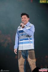 组图：谢霆锋陈慧琳等红馆开唱 悼念张耀荣