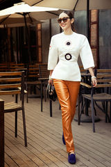 唐艺昕早春街拍大秀美腿 人气新宠时髦换装