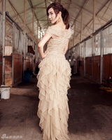 组图：杜若溪曝性感美肌写真 锁骨精致香肩迷人