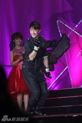 组图：第三届风云新人盛典 韩庚欢快跳“喜洋洋”