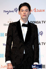 组图：韩星李珉廷秀香肩 泫雅等出席活动