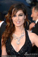 组图：刘雯走红毯骨感秀美背 邦女郎大秀丰满半球