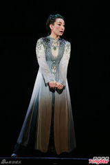 组图：秦海璐风骚演《青蛇》 闻婚事娇羞傻笑