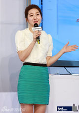 组图：赵仁成申宝拉出席某电子产品宣传活动