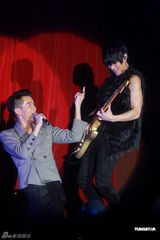 组图：蓝奕邦踩红色高跟鞋开唱 王菀之周国贤助阵