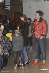 组图：佟大为关悦夫妇参观艺术展 章子怡嫂子陪同