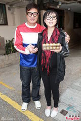 组图：钱嘉乐汤盈盈爱女出生 甜蜜接吻送喜糖