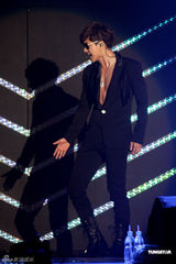 组图：金贤重开唱露胸耍性感 与gaga撞期仍火爆