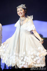 高清图：孙燕姿化身未来战士香港开唱 谢安琪做嘉宾