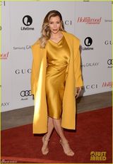 组图：卡戴珊土豪金裙巨乳难挡凸点见客