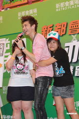 组图：辰亦儒香港签书遭粉丝强抱 澄清解散传言