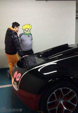 组图：孙杨被释放后首现身试坐四千万豪车