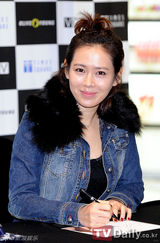 组图：韩星孙艺珍现身签名会 展现无瑕洁白皮肤