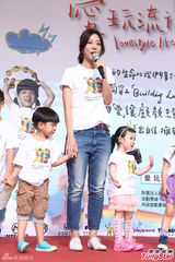 组图：陈绮贞为演唱会日游千米 热心做慈善