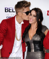 组图：比伯红西装亮相首映红毯 当众献吻妈咪