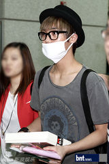 组图：韩团SISTAR与MBLAQ亮相机场赴美演出