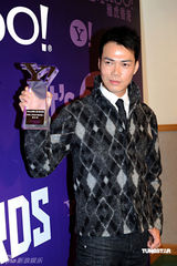 幻灯：众艺人获“网络搜寻人气大奖” 靓丽出席活动