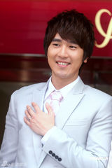 幻灯图：赵又廷代言挑战求婚戏码 诠释完美新郎