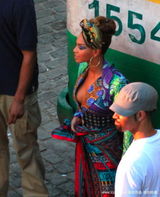 幻灯：碧昂斯与艾丽西亚合作新曲 拍MV比拼性感