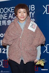 组图：林嘉欣亮相厚外套遮掩腹部否认再度怀孕