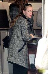 组图：阿曼达-塞弗里德外出散步 表情诡异与狗狗撞脸