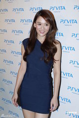 组图：周秀娜超短裙秀美腿 称与男友处于平淡期