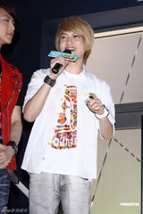 组图：JPM携机器猫做公益 第二张大碟筹备中